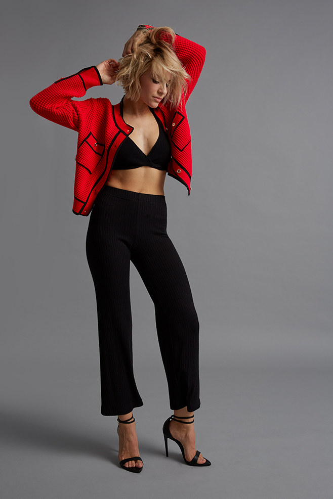 Feminies Outfit in Strick Leger geschnittene Strickjacke von Nicowa