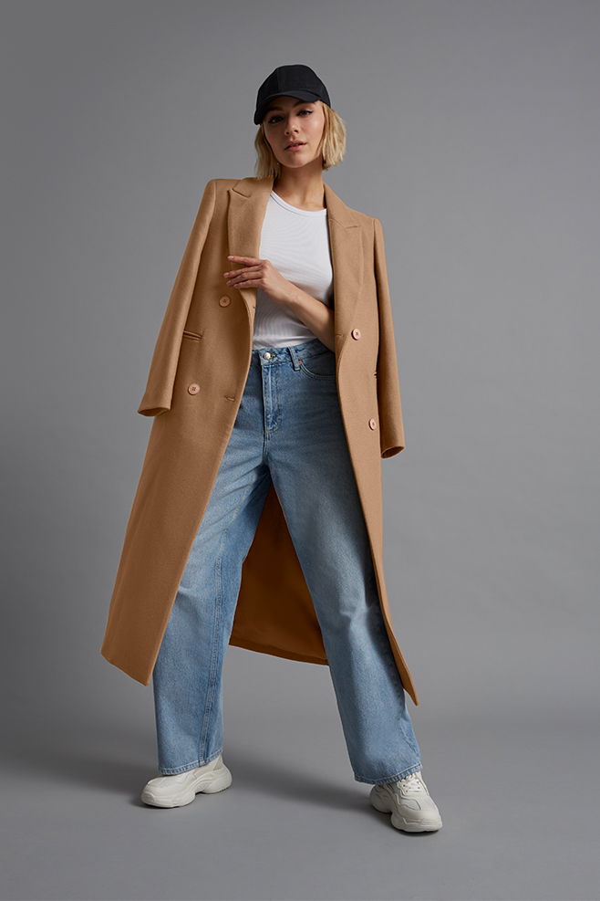 Urban coat look in camel