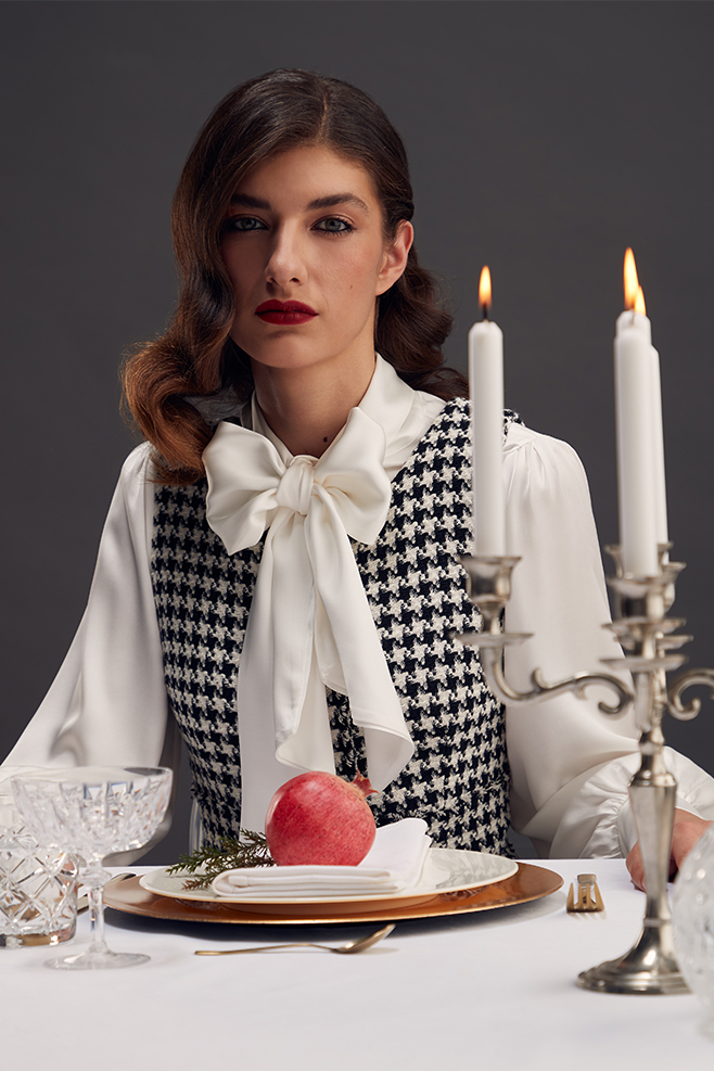 Kleid im Hanhentrittmuster Klassischer Look aus Bluse und schwarz-weißem Kleid