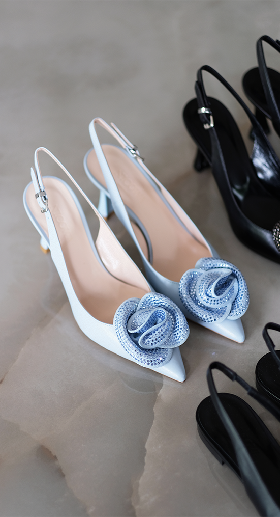 Sommerliche Pumps mit glitzernder Blütenapplikation