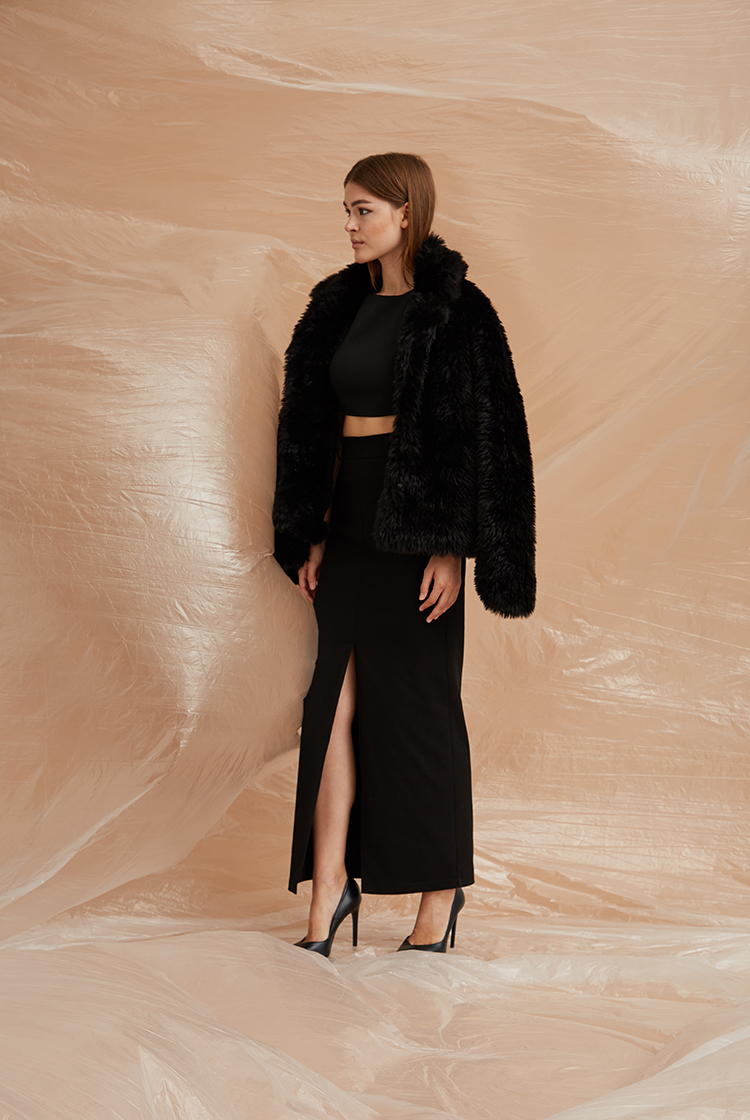 Maxirock, Cropped Top und Jacke