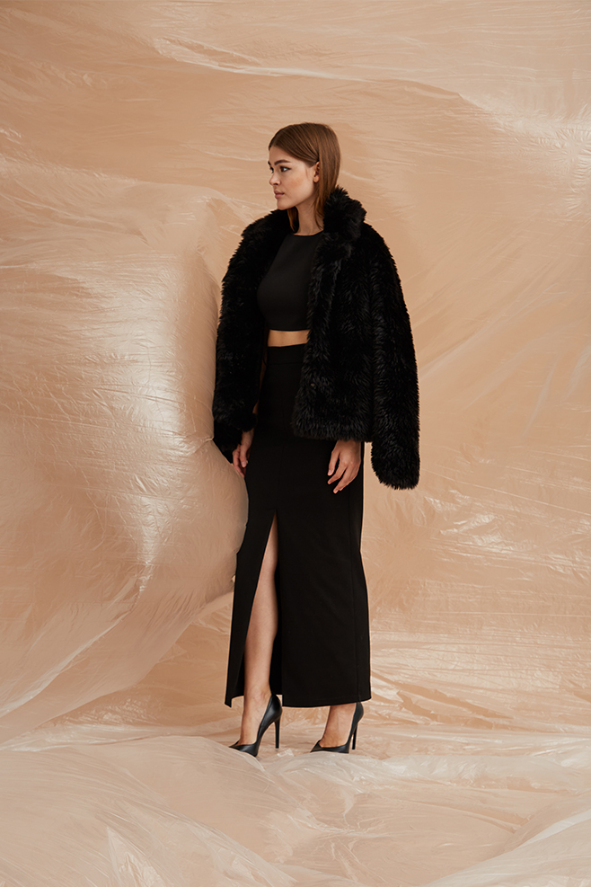 Look in Schwarz Maxirock, Cropped Top und Jacke