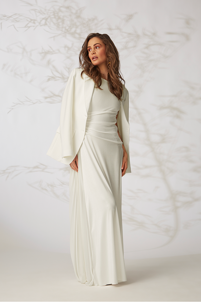 Frau in weißem Kleid und weißem Blazer