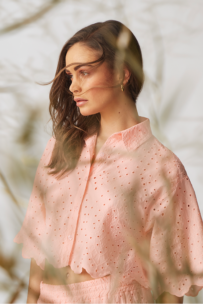 Cropped oversize Top mit Lochstickerei in Rosé