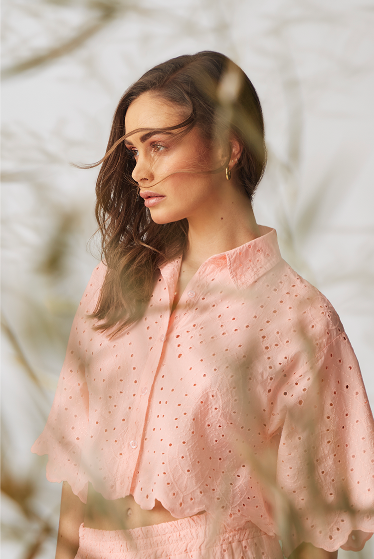 Cropped oversize Top mit Lochstickerei in Rosé