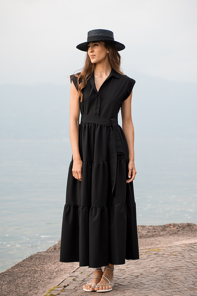 Ärmelloses Kleid mit V-Ausschnitt