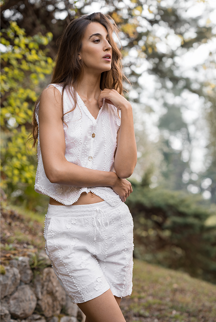 Set with white shorts and summer vest